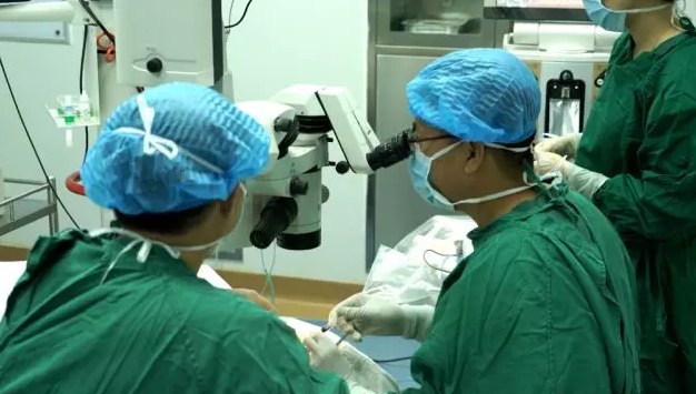 深圳易游体育 为斯里兰卡中国社会和文化合作协会会长实施白内障复明手术4.png