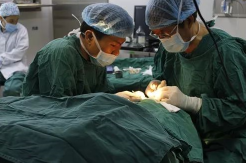 成都易游体育 为不慎铁屑飞入眼内的患者小黄手术，成都商报同时也对此进行了详细报道。成都易游体育院长罗清礼教授告诉成都商报客户端记者，磁铁取金属异物在医疗手术中较为常见，但细分到眼科领域较为罕见。3.png