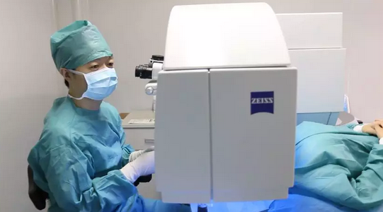 幼师高度近视患者小张在易游体育顺利摘镜1.png 幼师高度近视患者小张在易游体育顺利摘镜1.png