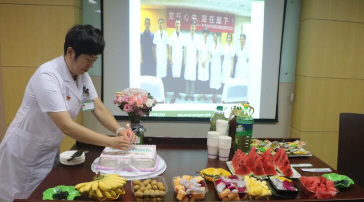 首届“中国医师节”前夕 易游体育党支部为全院医师组织庆祝活动4.jpg