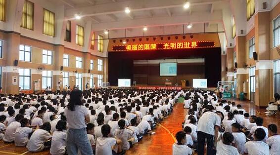 佛山易游体育“美丽的眼睛 光明的世界”眼健康知识讲座走进佛山六中4.jpg