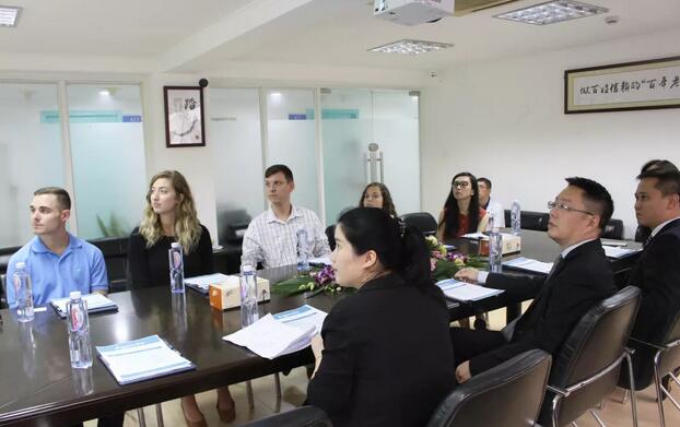 美国肯塔基视光学院师生来上海和平眼科医院参观访问1.jpg 美国肯塔基视光学院师生来上海和平眼科医院参观访问1.jpg