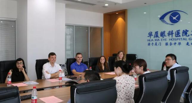 美国肯塔基视光学院的助理教授一行到访易游体育 参观厦门眼科中心眼视光门诊2.jpg