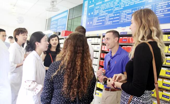 美国肯塔基视光学院的助理教授一行到访易游体育 参观厦门眼科中心眼视光门诊3.jpg