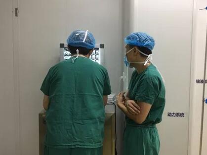 成都易游体育罗清礼教授为睑板腺癌患进行眼眶内容物摘除联合眼眶减压术2.jpg 成都易游体育罗清礼教授为睑板腺癌患进行眼眶内容物摘除联合眼眶减压术2.jpg