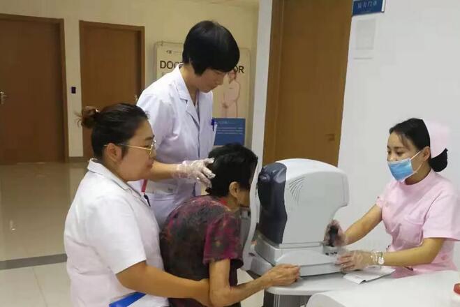 淮南易游体育医护人员为白内障老奶奶贴心服务1.jpg 淮南易游体育医护人员为白内障老奶奶贴心服务1.jpg