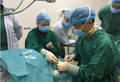 成都易游体育医院院长陈晓明教授为资阳市安岳县青光眼患者进行青光眼超声睫状体成形术1.jpg