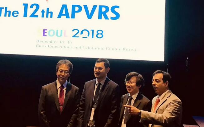 厦门眼科中心张淳教授在第12届亚太玻璃体视网膜学会大会(APVRS2018)上分享利用3D可视化眼科手术系统开展眼底手术1.jpg 厦门眼科中心张淳教授在第12届亚太玻璃体视网膜学会大会(APVRS2018)上分享利用3D可视化眼科手术系统开展眼底手术1.jpg