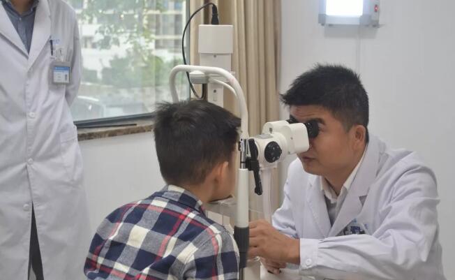 眼科医生的一天——重庆易游体育副院长白内障医生安晓巨1.jpg
