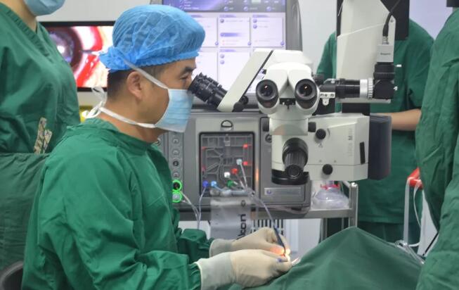 眼科医生的一天——重庆易游体育副院长白内障医生安晓巨2.jpg