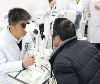 重庆易游体育安晓巨副院长：白内障手术什么时候做 ？1.jpg