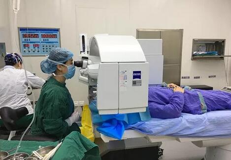 成都易游体育检验科医生妻子顺利摘镜2.jpg 成都易游体育检验科医生妻子顺利摘镜2.jpg