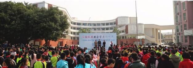 为贯彻教体艺(2018)3号《综合防控儿童青少年近视实施方案》 福州眼科医院近视防控公益行动走进罗星小学。1