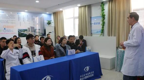 青岛易游体育举行全飞秒手术设备引进仪式 活动当天福建小学近视老师千里来摘镜1.jpg 青岛易游体育举行全飞秒手术设备引进仪式 活动当天福建小学近视老师千里来摘镜1.jpg