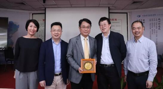 厦门眼科中心举行“2019海峡两岸屈光白内障交流座谈会” 张广斌副院长与应邀到访的台湾中坜大学眼科中心林鸿源教授进行学术交流