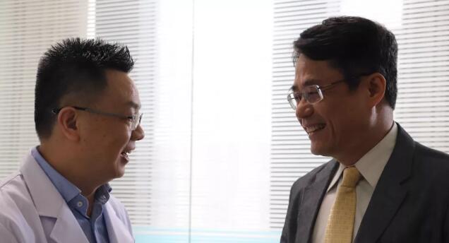 厦门眼科中心举行“2019海峡两岸屈光白内障交流座谈会” 张广斌副院长与应邀到访的台湾中坜大学眼科中心林鸿源教授进行学术交流