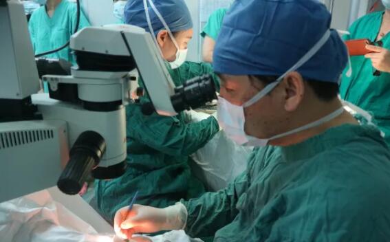 多次受邀于世界眼科大会、美国眼科年会、亚洲太平洋地区眼科年会等环球眼科会议进行现场手术表演——易游体育集团业务副总院长、上海和平眼科医院院长郭海科教授5.jpg