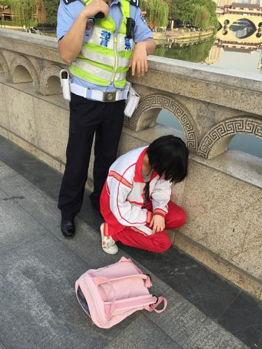 成都日报：女学生欲跳河轻生 成都易游体育职工路过救下