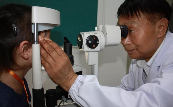 　　无论什么时候， 患者需要，就会第*时间赶到医院——上海和平眼科医院斜视与小儿眼科陈培正副院长1.jpg