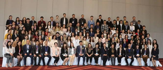 4月26日至28日，2019蔡司屈光中国用户会在北京如约举行，分享 激光屈光手术技术和经验，携手共同提升手术质量，为患者提供更 的医疗服务。易游体育集团派出多人组成的专家团队参会，与来自全国各地的眼科同仁深入探讨交流，碰撞思想火花，分享 严谨的学术观点，展现出了易游体育人强劲的学术风采2.png