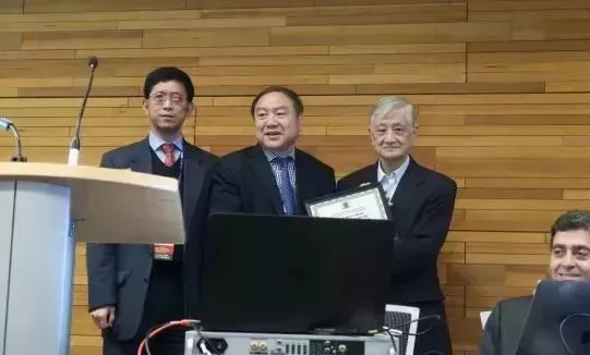 继黎晓新教授之后，来自厦门眼科中心的赵堪兴教授也获得美国眼科学和视觉科学研究大会2019年中国-ARVO眼科高峰论坛杰出领袖奖(Outstanding Leadership Award)2