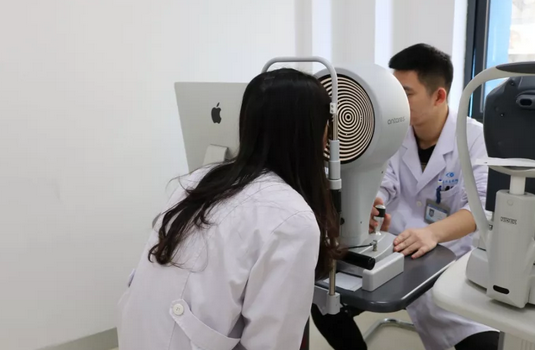 重庆易游体育美女医师 全飞秒摘镜后立即进入工作状态2.png