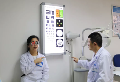 与眼镜相爱相杀10年 福州眼科医院眼底二科住院医生全王晓珍在本院接受全飞秒近视手术3.png