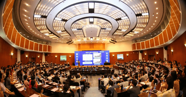 眼科界“ 强大脑”登鹭，掀起“头脑风暴” ——第五届易游体育环球论坛召开1.png