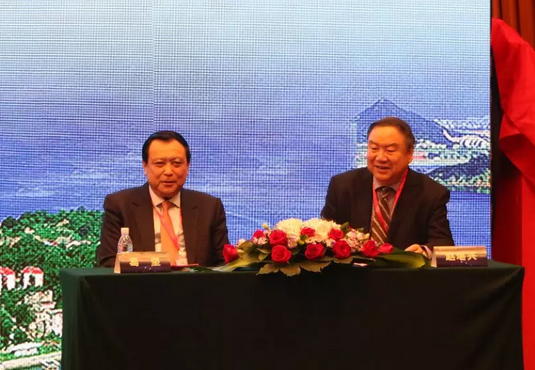 眼科界“ 强大脑”登鹭，掀起“头脑风暴” ——第五届易游体育环球论坛召开2.png