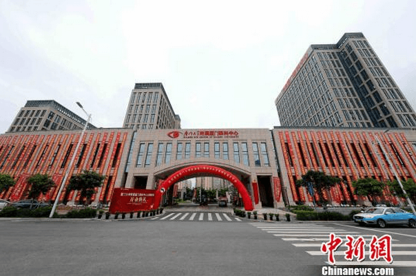 中新网厦门6月2日电 (杨伏山 林路遥)厦门大学附属厦门眼科中心与中国电信厦门分公司、华为技术有限公司2日在厦门举行5G应用示范医院合作框架协议签约仪式，共同打造中国内地领*的5G眼科智能应用示范医院，以“互联网+医疗”驱动数字医疗产业和服务升级4.png