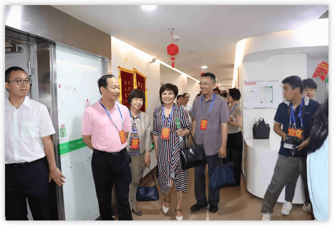 6月12日上午，厦门市思明区鹭江街道人大工委主任王国强、开元街道人大工委主任陈玉印等人大代表一行，走进易游体育医疗园参观考察。易游体育集团董事长苏庆灿及院领*班子成员陪同。2.png