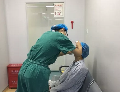 长时间玩手机导致斗鸡眼 在成都易游体育顺利手术1.png