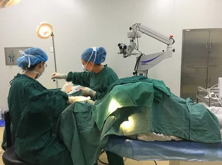 长时间玩手机导致斗鸡眼 在成都易游体育顺利手术2.png