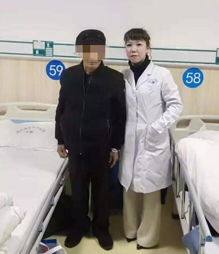 1月4日，温州日报“温暖列车”牵手“情暖 家”活动走进泰顺县，对南浦溪镇的部分特困对象走访慰问，温州明乐眼科医院作为本次活动的志愿者团队为村民进行眼健康视力检查2.jpg