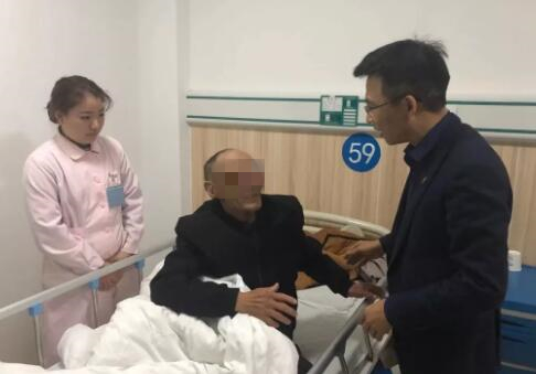 1月4日，温州日报“温暖列车”牵手“情暖 家”活动走进泰顺县，对南浦溪镇的部分特困对象走访慰问，温州明乐眼科医院作为本次活动的志愿者团队为村民进行眼健康视力检查3.jpg