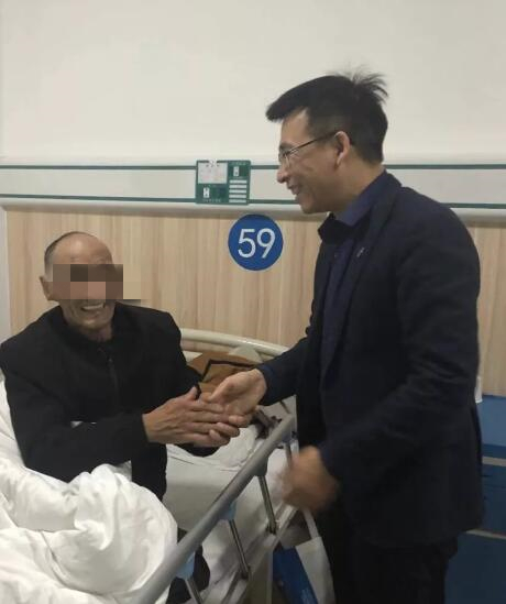 1月4日，温州日报“温暖列车”牵手“情暖 家”活动走进泰顺县，对南浦溪镇的部分特困对象走访慰问，温州明乐眼科医院作为本次活动的志愿者团队为村民进行眼健康视力检查4.jpg