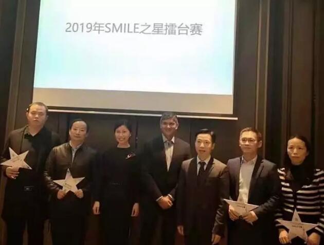 树形象、硬实力、大合作、新突破——福州眼科医院屈光科成绩单，过去的这一年，是福州眼科医院屈光科快速成长的一年，我们在困难中奋勇向前，只为帮助更多近视患者重获清晰视界;我们勇于改变与 ，在挥洒的汗水中证明团队与个人的强大实力。同时也要感恩每一位近视患者对我们的信任5.jpg