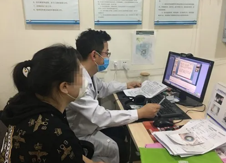 眼病患者在成都易游体育接受厦门眼科中心总院长黎晓新教授远程会诊2.png 眼病患者在成都易游体育接受厦门眼科中心总院长黎晓新教授远程会诊2.png