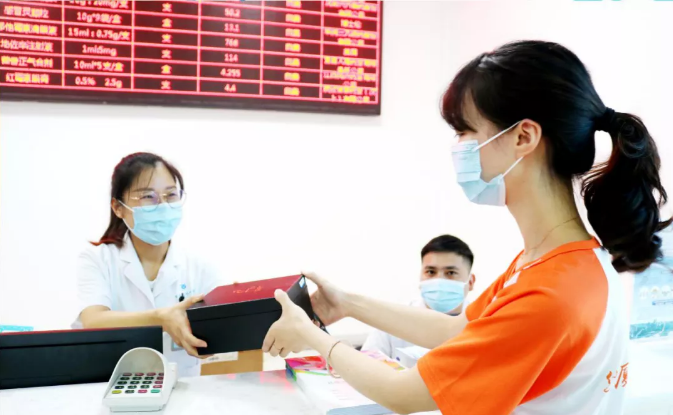 公益助力高考 爱心情暖易游体育 ——重庆易游体育工会助力高考暨关爱员工活动进行中2.png