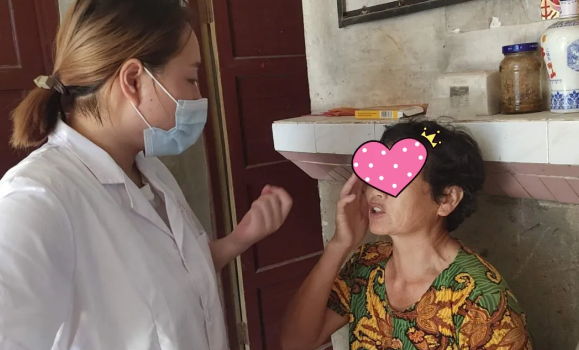 抚州光明眼科医院上门回访，给“光明使者”送温暖1.png