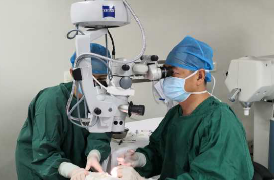 我看到了9个月亮，中国医生一招解决！“洋女婿”患白内障几近失明，在厦门眼科中心手术3.png