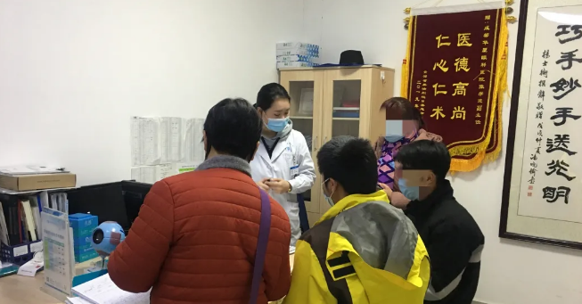 伟大伯母四处借钱为侄儿做近视手术 成都易游体育：手术费免了！2.png