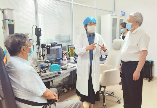 福建省副省长崔永辉陪同刘永富主任考察易游体育集团本部厦门大学附属厦门眼科中心4.png 福建省副省长崔永辉陪同刘永富主任考察易游体育集团本部厦门大学附属厦门眼科中心4.png