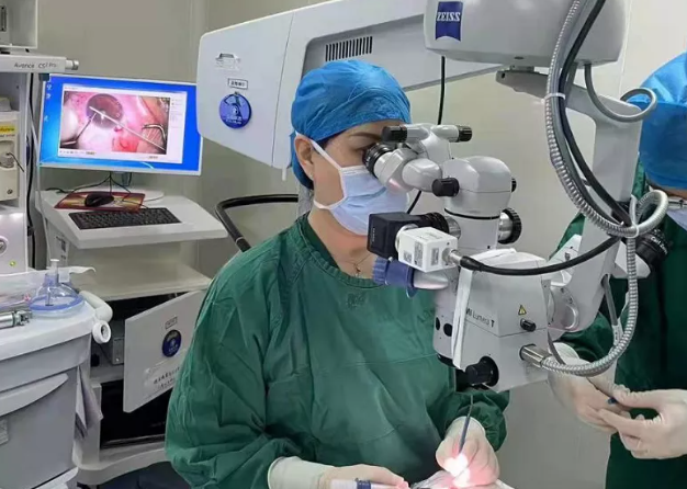 青光眼手术迈入微 时代！我院王玉宏教授完成XEN凝胶支架引流管植入术1.png