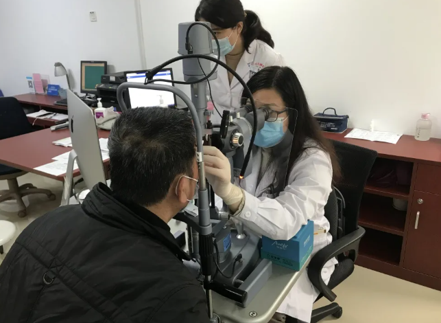 青光眼手术迈入微 时代！我院王玉宏教授完成XEN凝胶支架引流管植入术2.png