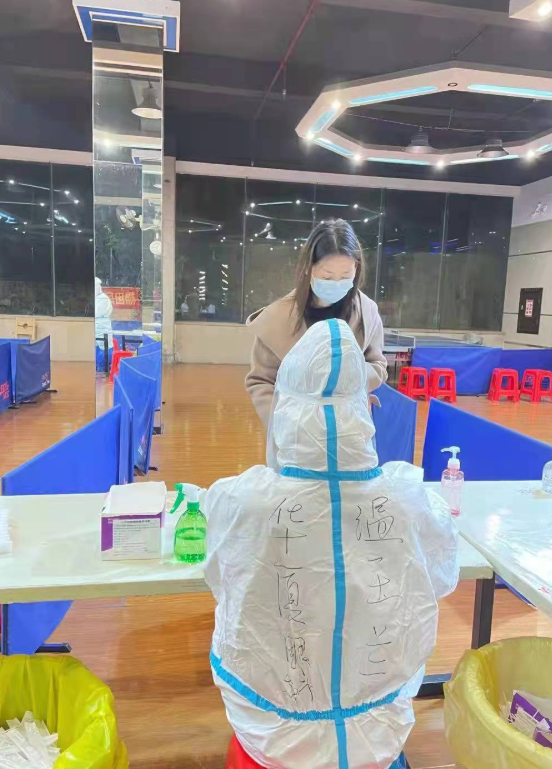 疫情下的“逆行者”：易游体育医务人员七天不分昼夜奋战在核酸采样现场2.png