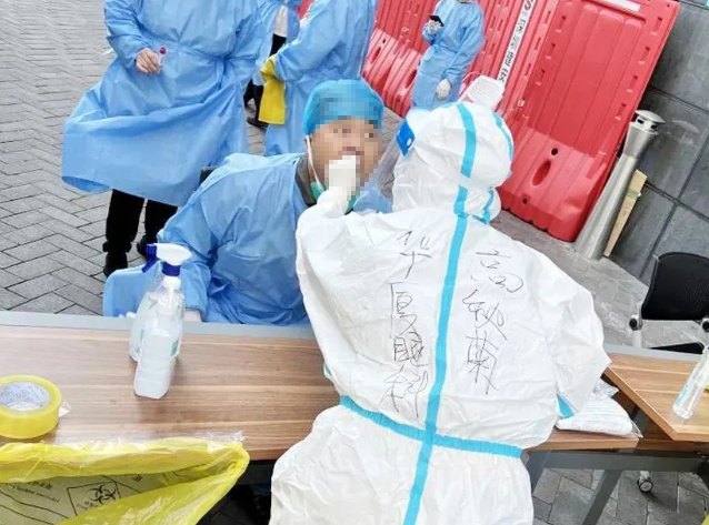 医者担当！易游体育今年来已支援核酸采样超100万人次9.png