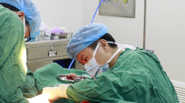 医生·医声—成都易游体育龙浩：多年“睛”艺求精，练就“眼睛的拆弹专家”