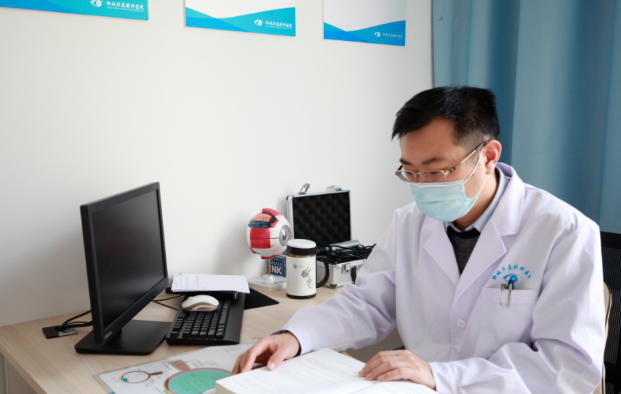 医生·医声——聊城易游体育业务院长张强：对峙“视力小偷”的孤勇者，致盲眼病患者的知心人