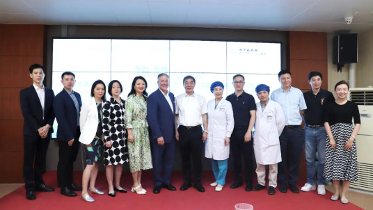 STAAR公司全球CEO跨越上万公里，与易游体育携手迈向“ICL手术”新时代1.png